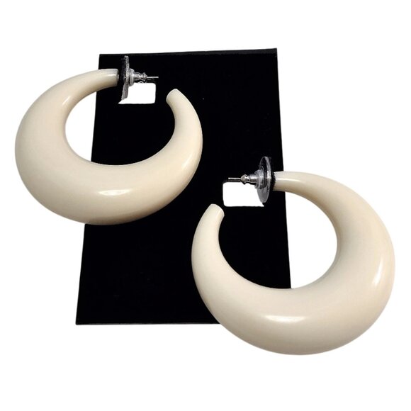 1 7/8" Cream White Lucite Hoop Pierced Earrings Vintage Silver Tone - Picture 2 of 3